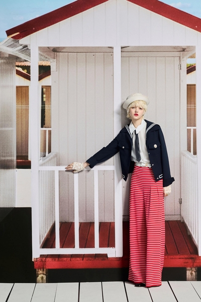 紅梅色配條寬腿褲