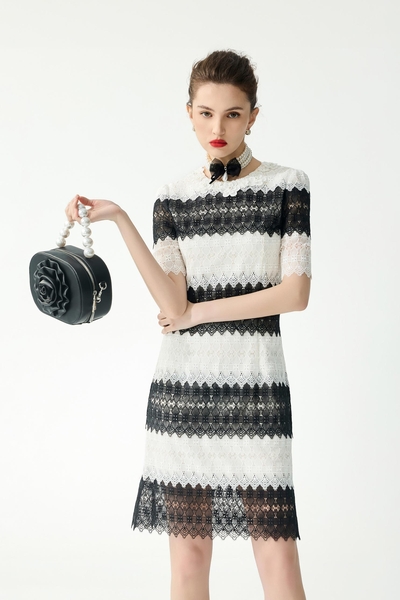 黑白蕾絲拼接佐花飾短洋裝