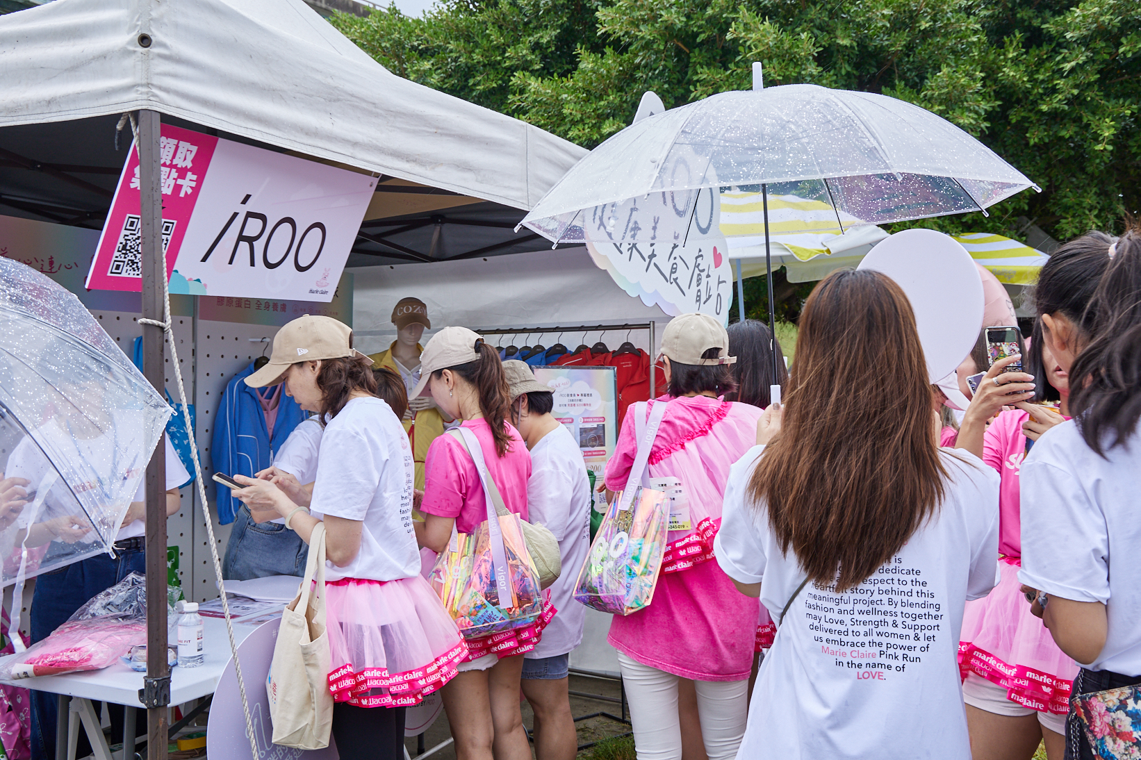 健康美養膚站前排隊人潮絡繹不絕